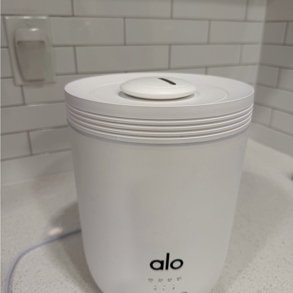 ALO Yoga White Ultrasonic Diffuser - Picture 2 of 3